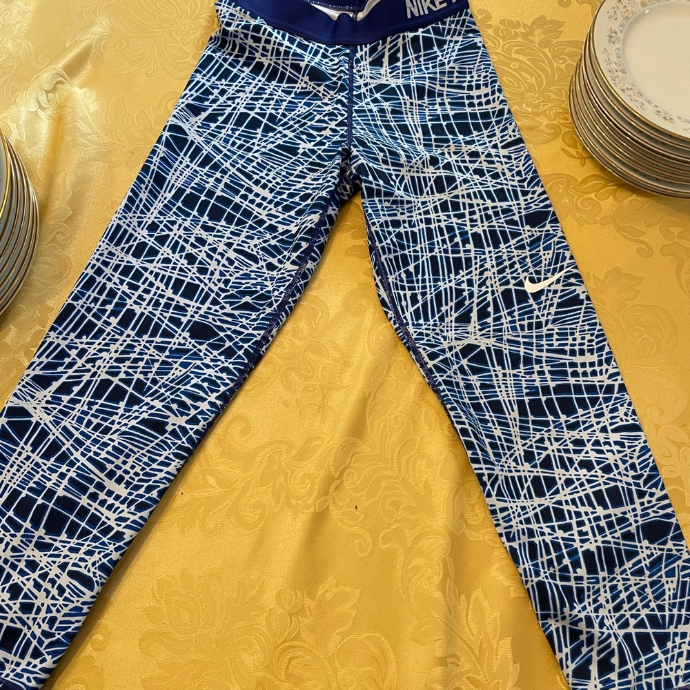 Nike pro capris size small
